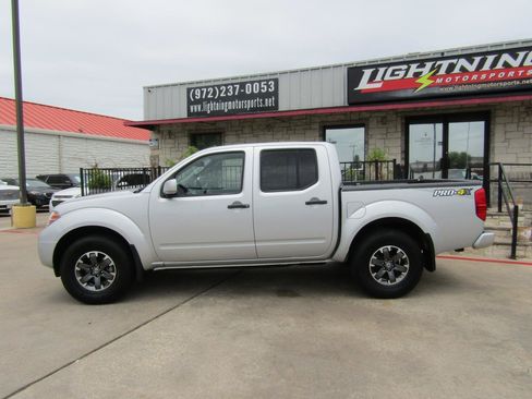 Used 2018 Nissan Frontier PRO-4X AWD/4WD image 2