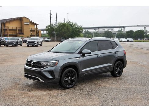 Used 2023 Volkswagen Taos SE w/ Panoramic Sunroof Package FWD image 3