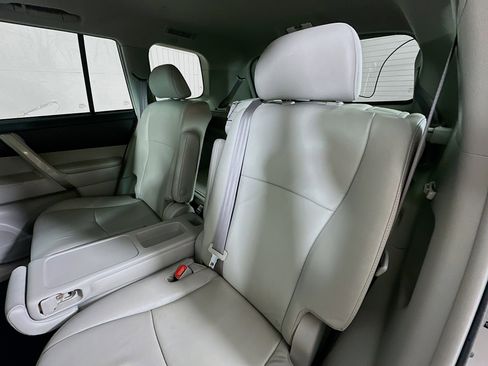 Used 2012 Toyota Highlander SE w/ Tow Pkg image 24