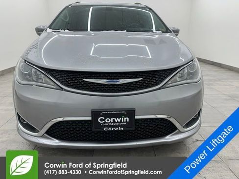 Used 2018 Chrysler Pacifica Touring-L image 7
