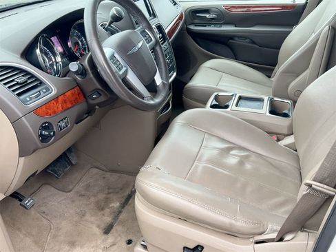 Used 2013 Chrysler Town & Country Touring-L w/ Driver Convenience Group image 10