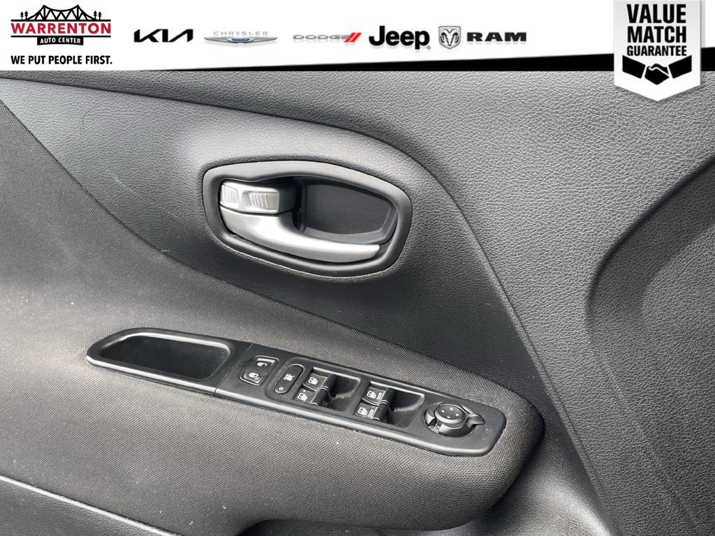 Used 2018 Jeep Renegade Latitude AWD/4WD image 27