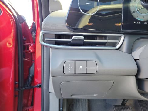 Used 2025 Hyundai Elantra SEL image 21