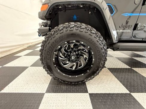 Used 2023 Jeep Gladiator Overland AWD/4WD image 10