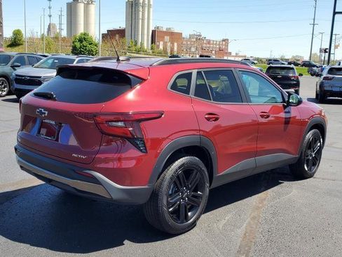 Used 2025 Chevrolet Trax ACTIV w/ Sunroof Package image 2