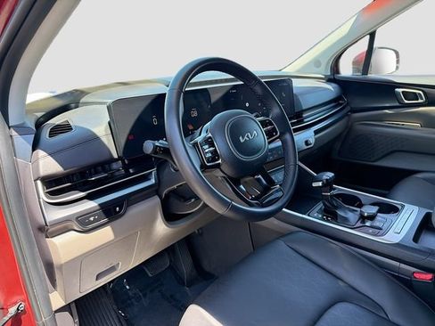 Used 2025 Kia Carnival FWD image 9