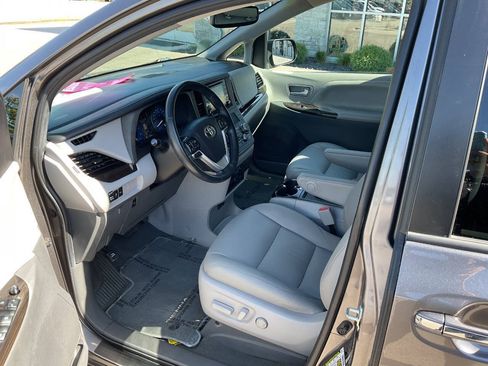 Used 2020 Toyota Sienna XLE Premium w/ Carpet Mat Package FWD image 14