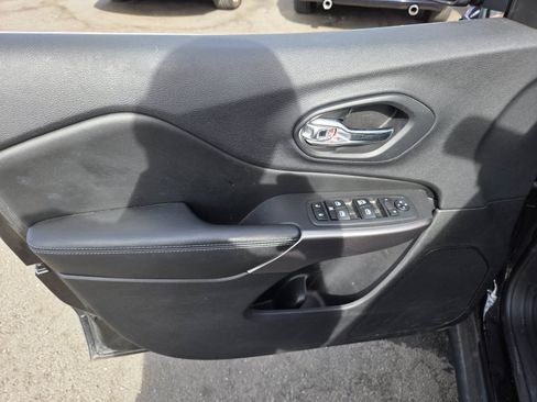 Used 2019 Jeep Cherokee Latitude w/ Cold Weather Group AWD/4WD image 7