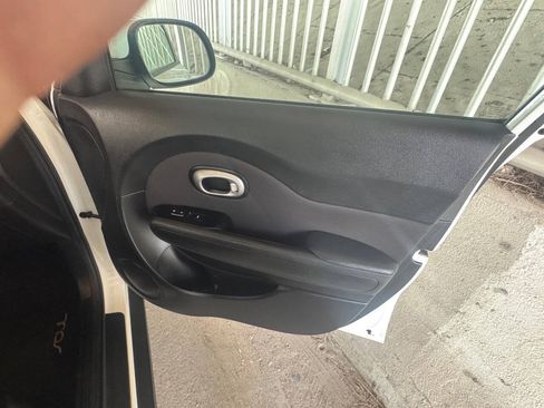 Used 2016 Kia Soul FWD image 24