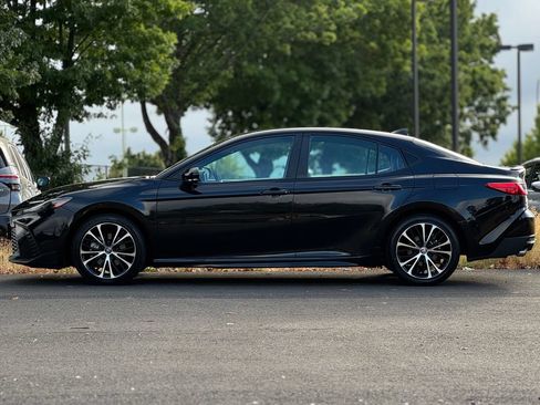 Used 2025 Toyota Camry SE FWD image 4