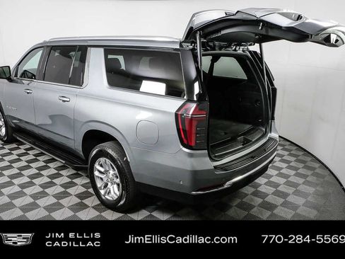 Used 2025 Chevrolet Suburban LT RWD image 35