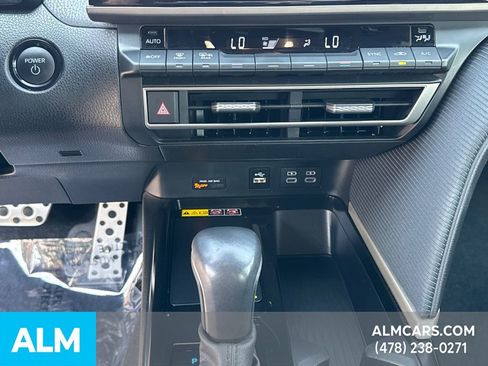 Used 2025 Toyota Camry SE image 32