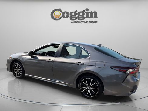 Used 2024 Toyota Camry SE FWD image 3