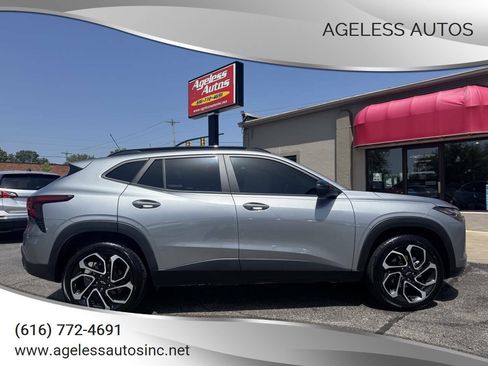 Used 2025 Chevrolet Trax RS w/ Sunroof Package FWD image 1