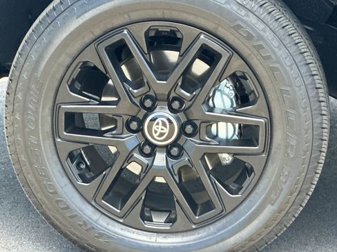 Used 2025 Toyota Tundra Limited AWD/4WD image 30