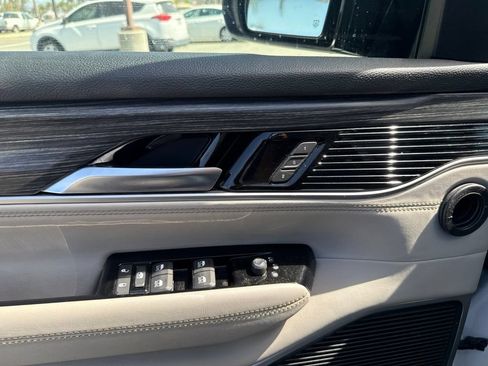 Used 2024 Jeep Wagoneer L Series II RWD image 12
