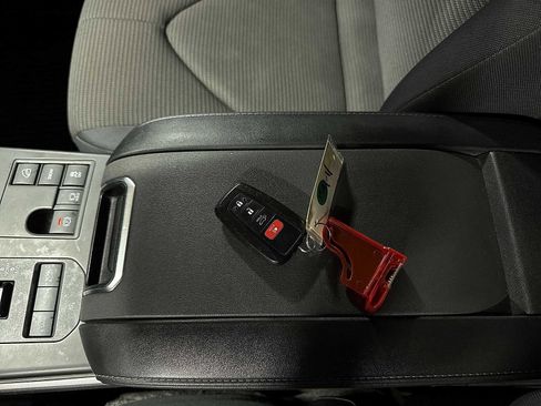 Used 2023 Toyota Highlander LE AWD/4WD image 32