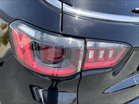 Used 2022 Jeep Compass Latitude FWD image 28
