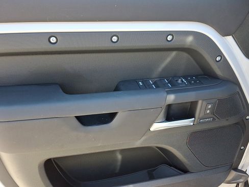 New 2026 Land Rover Defender 110 X-Dynamic SE image 9