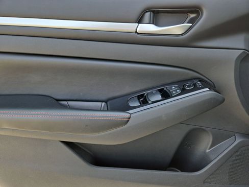 Used 2024 Nissan Altima 2.5 SR image 15