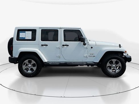Used 2018 Jeep Wrangler Unlimited Sahara w/ Connectivity Group AWD/4WD image 5