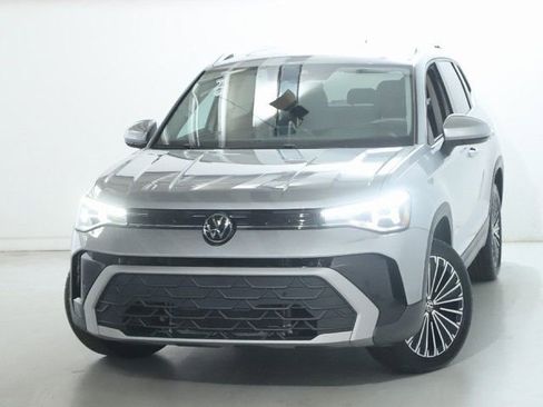 Used 2025 Volkswagen Taos SE image 3