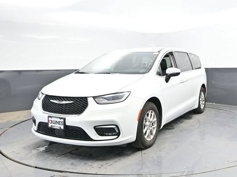 Used 2023 Chrysler Pacifica Touring-L FWD image 8