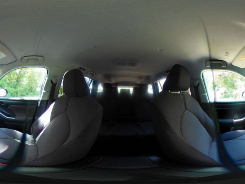 Used 2025 Toyota Highlander LE FWD image 44