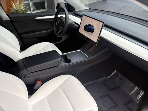 Used 2022 Tesla Model Y Performance AWD/4WD image 16