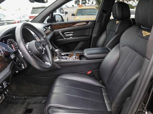 Used 2019 Bentley Bentayga image 17