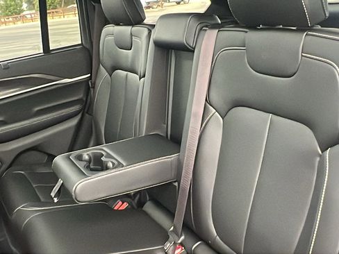 New 2025 Jeep Grand Cherokee Limited w/ Luxury Tech Group II image 18