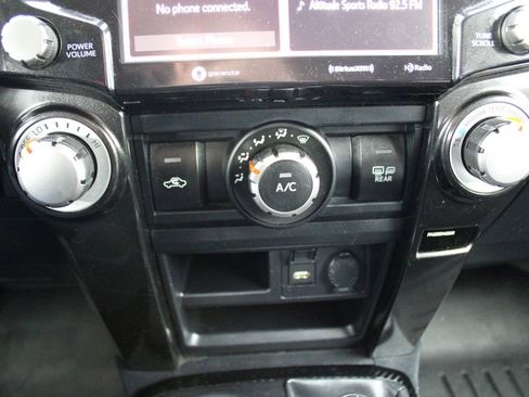 Used 2020 Toyota 4Runner TRD Off-Road AWD/4WD image 37