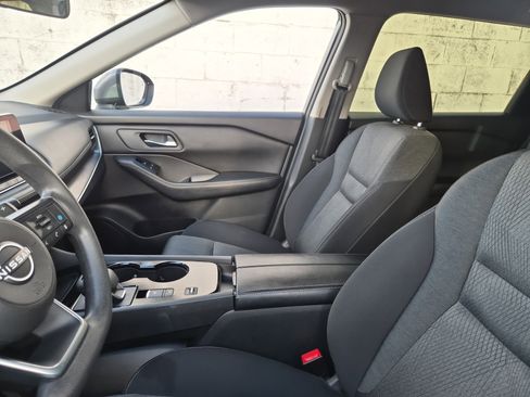 Used 2024 Nissan Rogue SV image 4