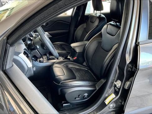 Used 2022 Jeep Cherokee Latitude AWD/4WD image 18
