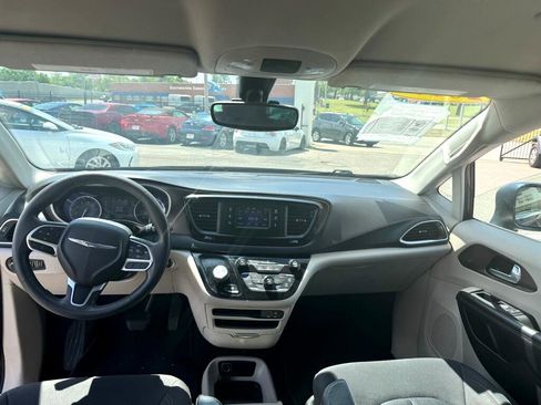 Used 2017 Chrysler Pacifica LX image 12