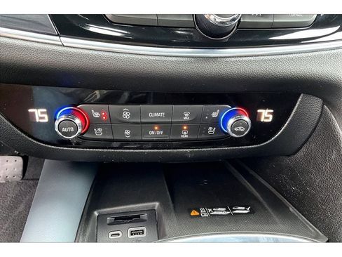 Used 2022 Buick Enclave Premium image 25