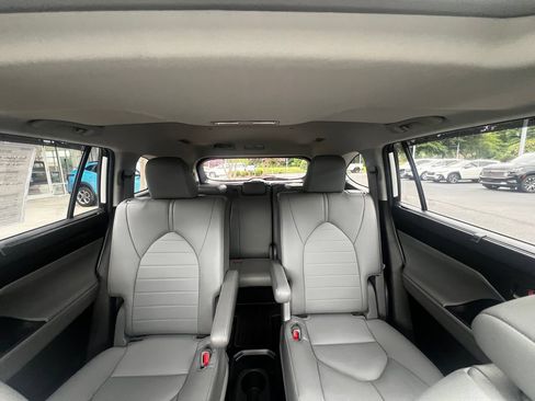 Used 2022 Toyota Highlander XLE AWD/4WD image 18