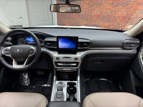 Used 2022 Ford Explorer XLT w/ Equipment Group 202A image 12