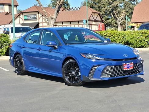 Used 2025 Toyota Camry SE image 2