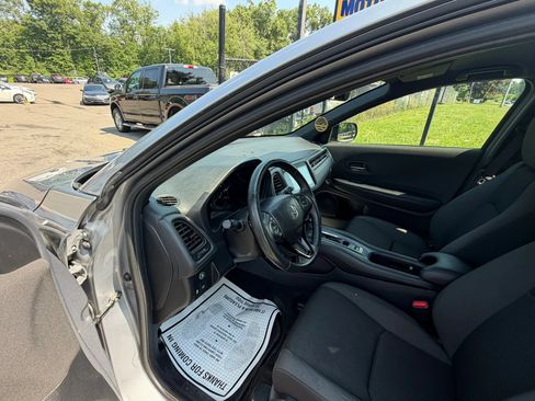 Used 2019 Honda HR-V Sport image 9