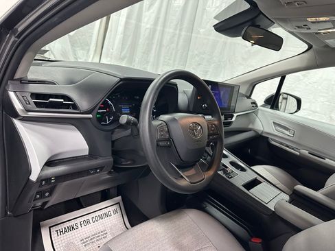 Used 2025 Toyota Sienna LE image 15