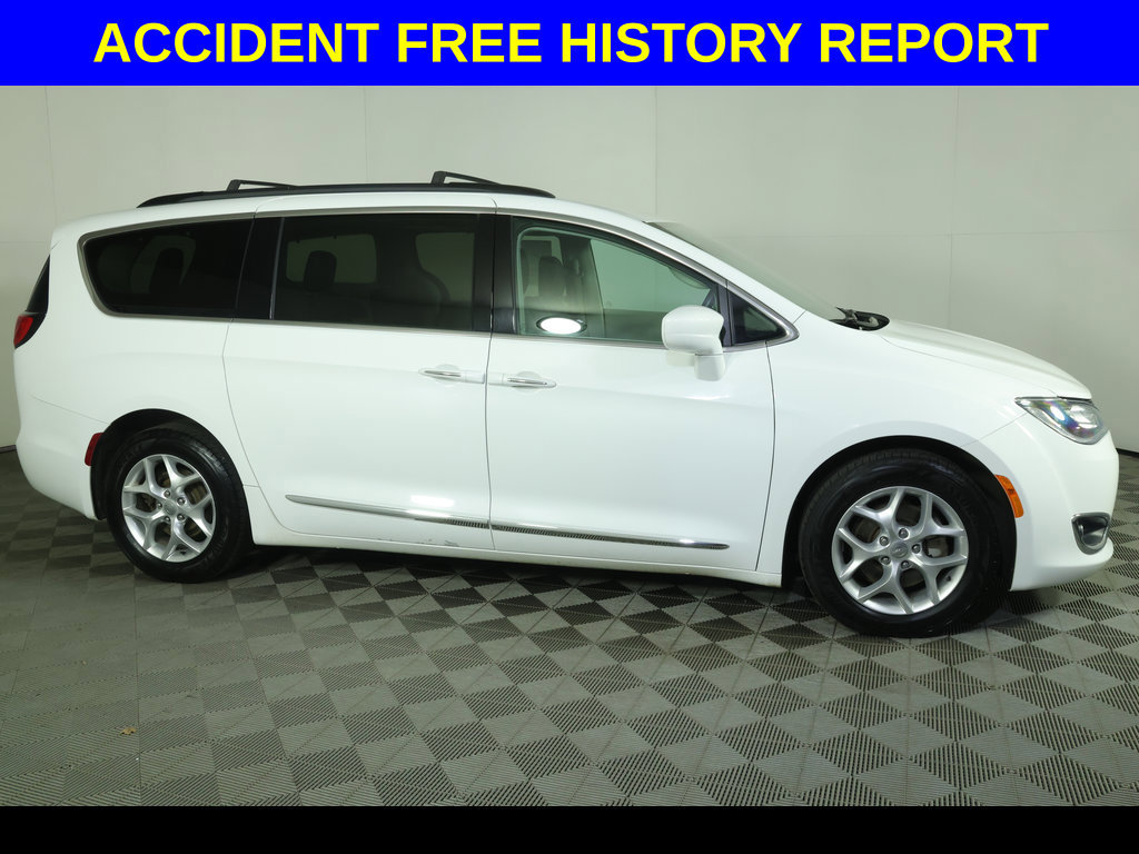 Used 2017 Chrysler Pacifica Touring-L w/ Tire & Wheel Group FWD image 2