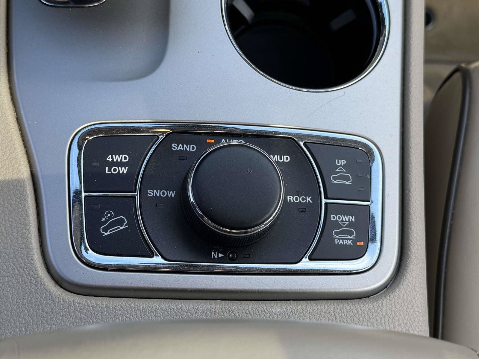Used 2015 Jeep Grand Cherokee Overland AWD/4WD image 7