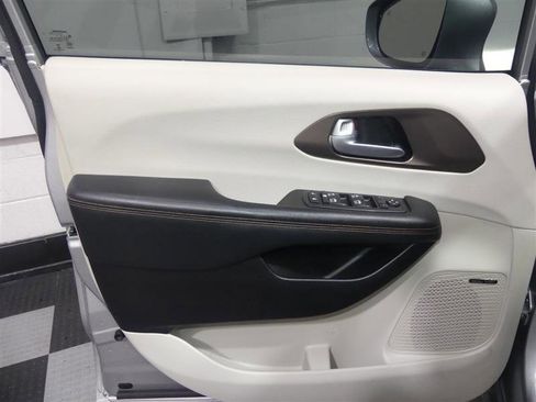 Used 2017 Chrysler Pacifica Touring-L Plus image 18