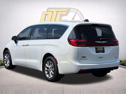 Used 2023 Chrysler Pacifica Touring-L AWD/4WD image 7