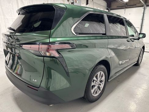 Used 2025 Toyota Sienna LE image 7