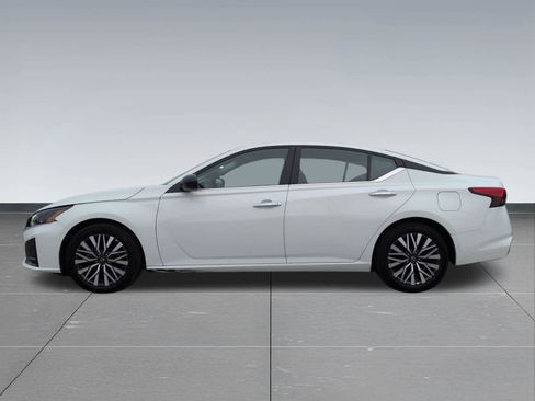 Used 2025 Nissan Altima 2.5 SV FWD image 3