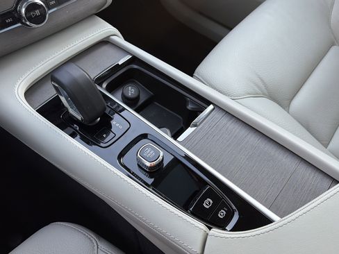 Certified 2024 Volvo XC90 B5 Plus w/ Protection Package Premier image 26