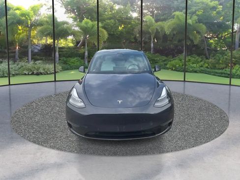 Used 2022 Tesla Model Y Long Range AWD/4WD image 2