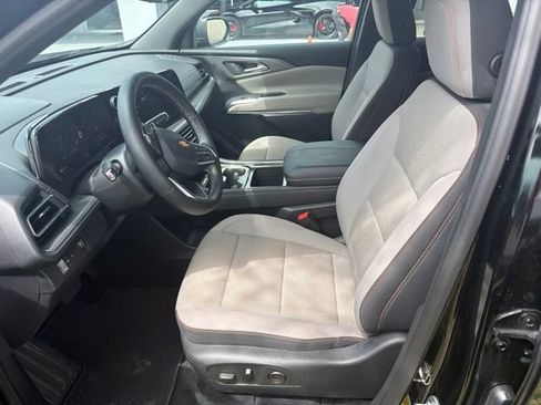 Used 2026 Chevrolet Traverse LT w/ Driver Confidence Package FWD image 5